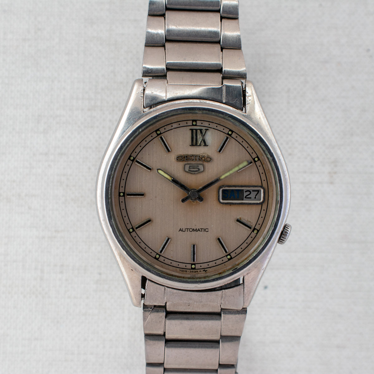 Vintage Seiko 5 7009-3111 Automatic 17J Cream Dial Day Date Wristwatch