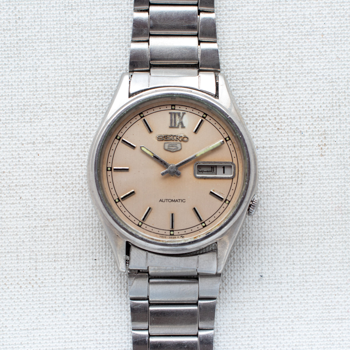 Vintage Seiko 5 7009-3111 Automatic 17J Cream Dial Day Date Wristwatch