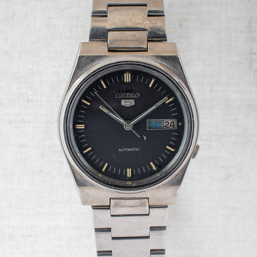 Vintage Seiko 5 7009-3101 Automatic 17J Black Dial Day Date Wristwatch