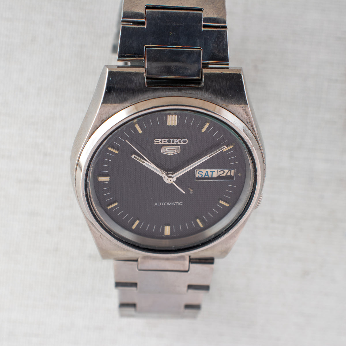 Vintage Seiko 5 7009-3101 Automatic 17J Black Dial Day Date Wristwatch