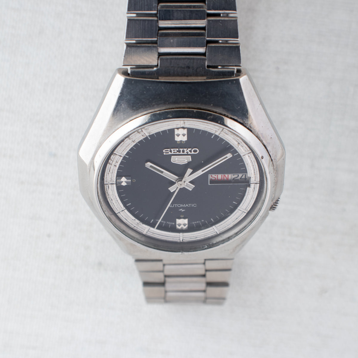 Vintage Seiko 5 7009-8830 Automatic 17J Black Dial Day Date Wristwatch