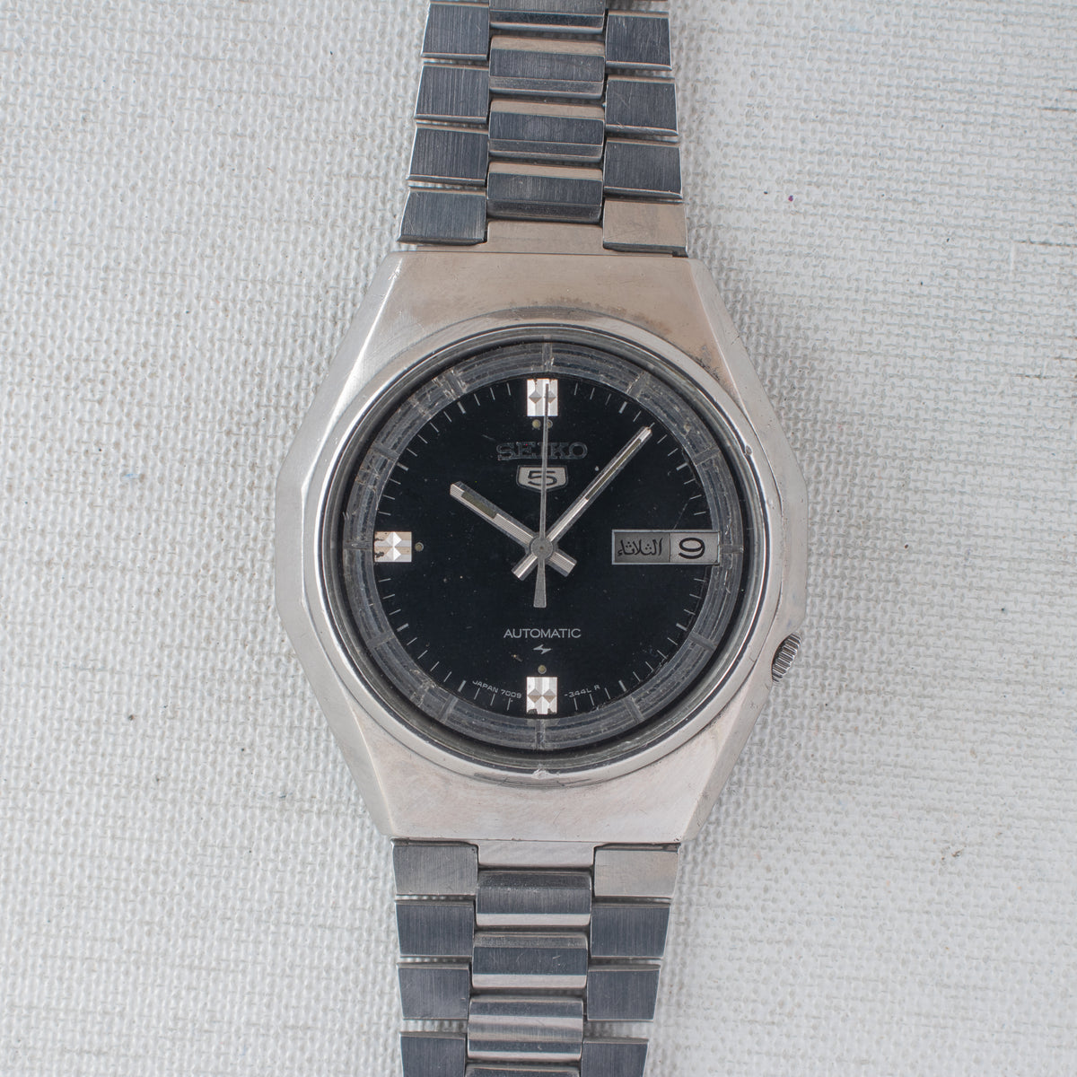 Vintage Seiko 5 7009-8830 Automatic 17J Black Dial Day Date Wristwatch