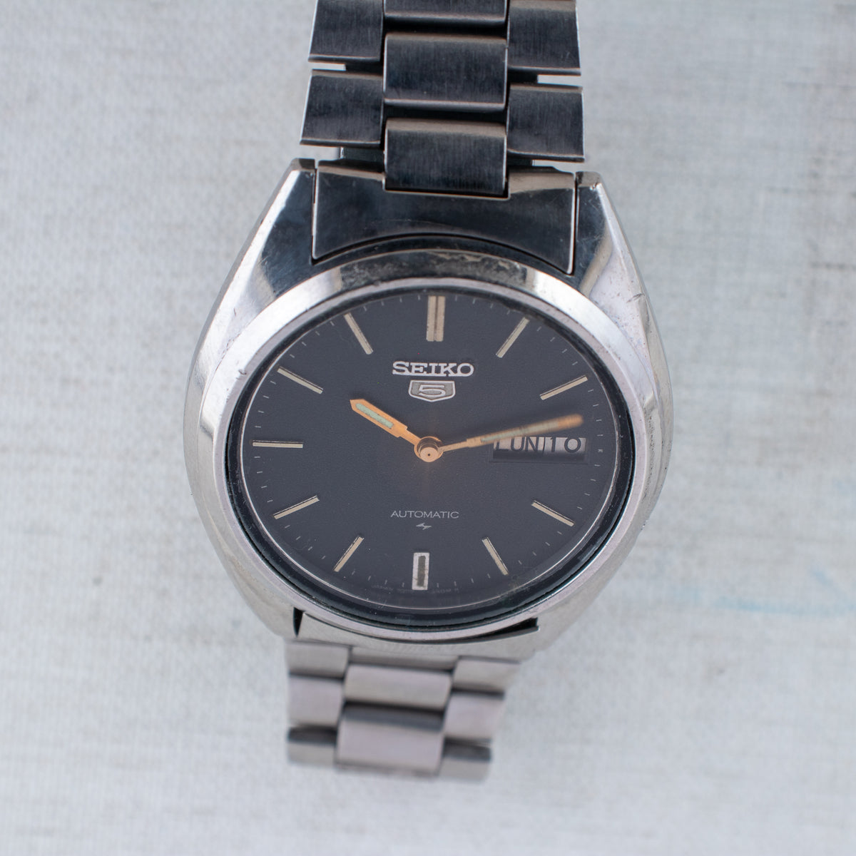Vintage Seiko 5 7009-3040 Automatic 17J Black Dial Day Date Wristwatch