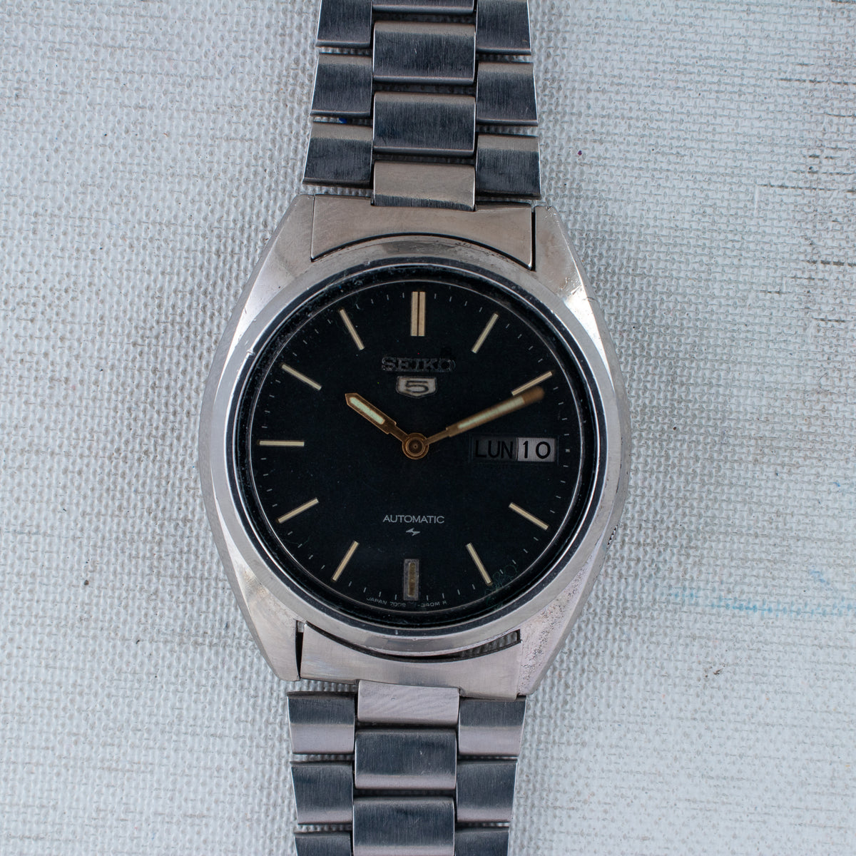 Vintage Seiko 5 7009-3040 Automatic 17J Black Dial Day Date Wristwatch