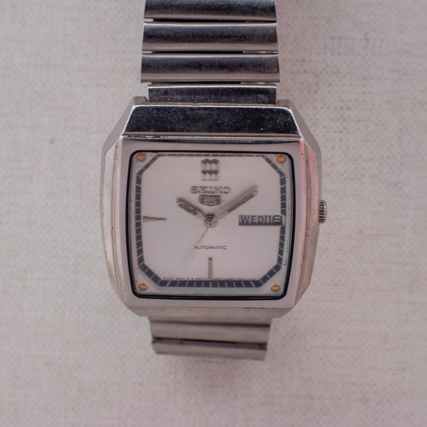 Vintage Seiko 5 Auto 6309-7320 Sunburst Silver Dial TV Case Day/Date Watch MINT