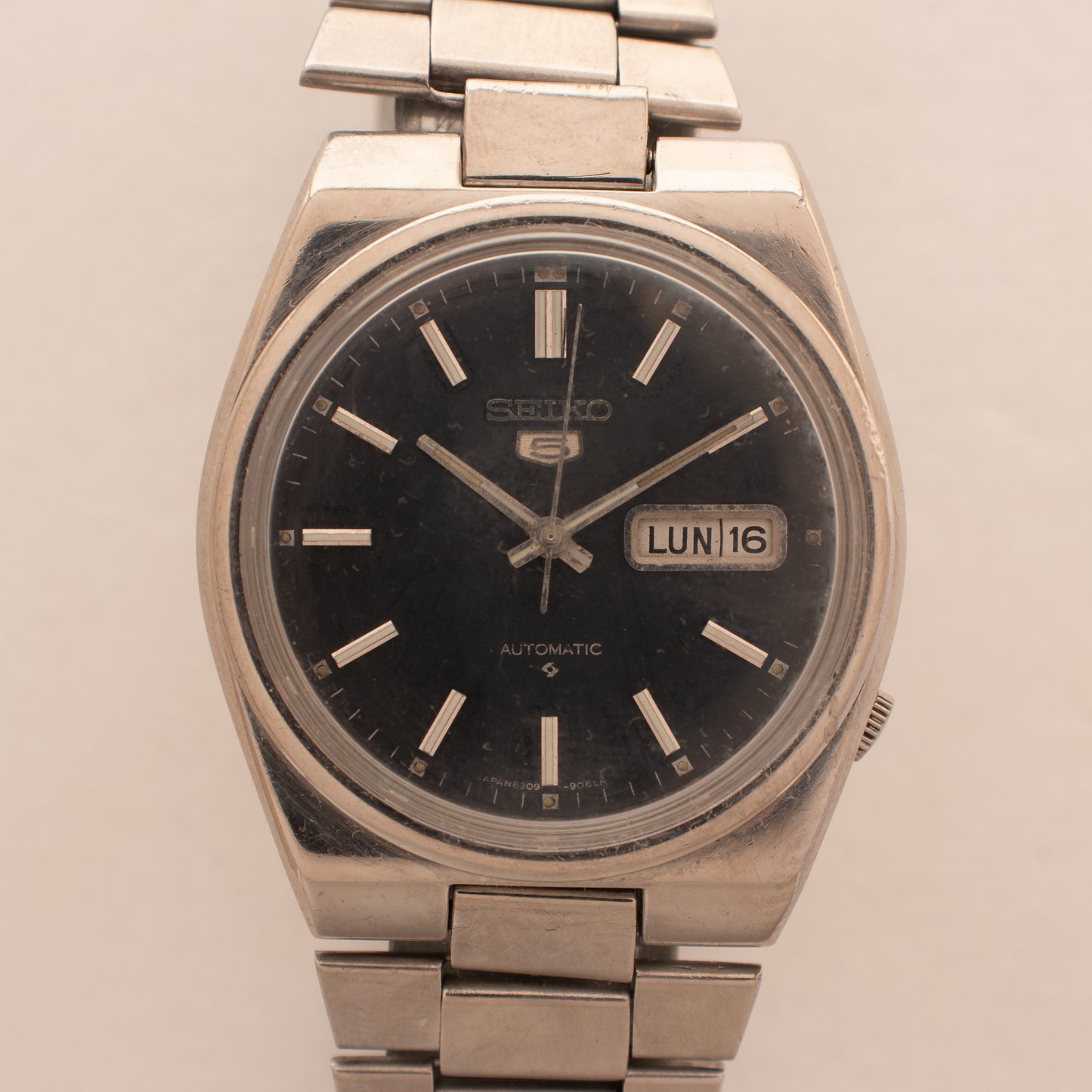 Vintage Seiko 5 Automatic 6309-9000 English/Italian Day Black Dial Silver Accent