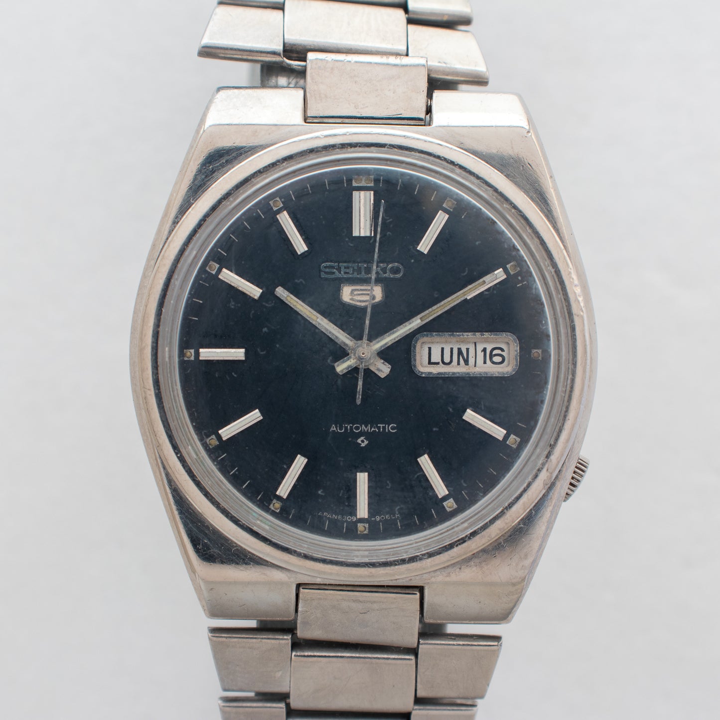 Vintage Seiko 5 Auto 6309-9000 English/Italian Day Dark Blue Dial Silver Accent