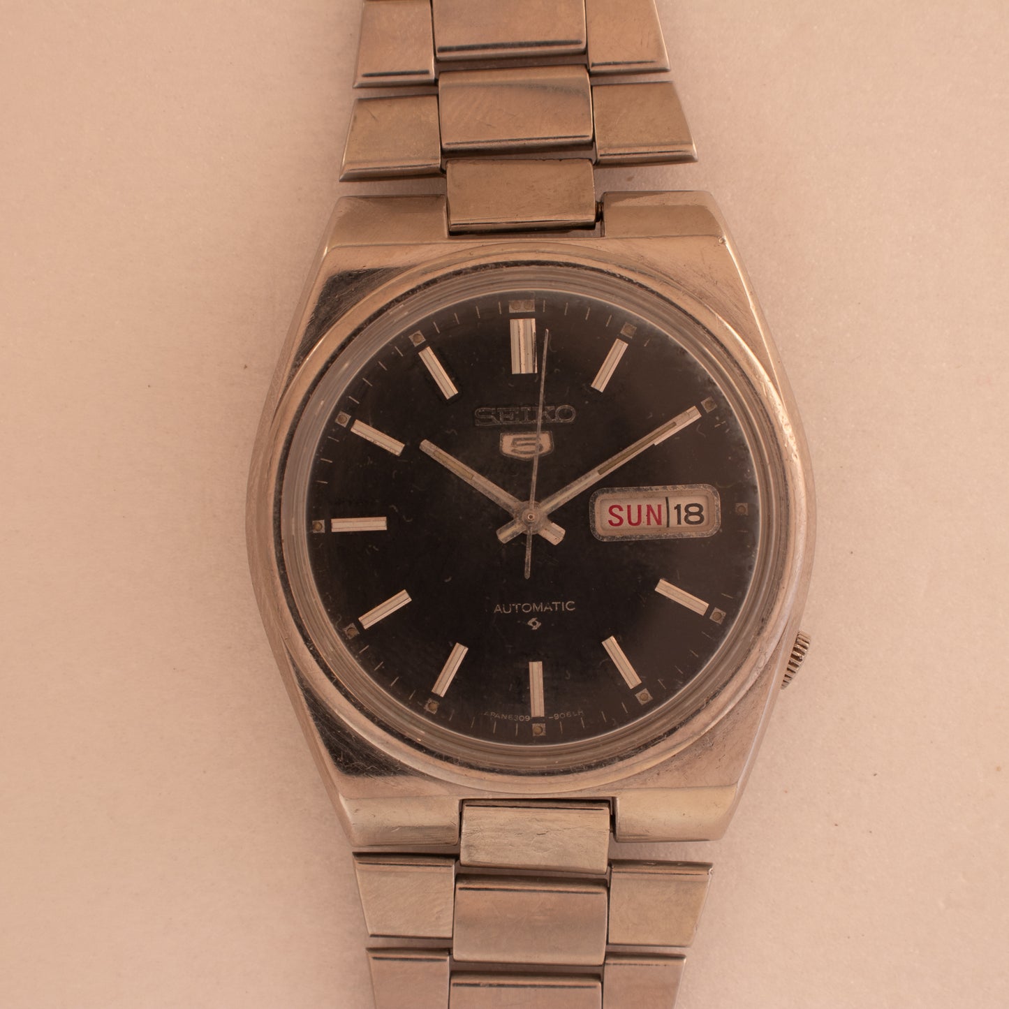 Vintage Seiko 5 Automatic 6309-9000 English/Italian Day Black Dial Silver Accent