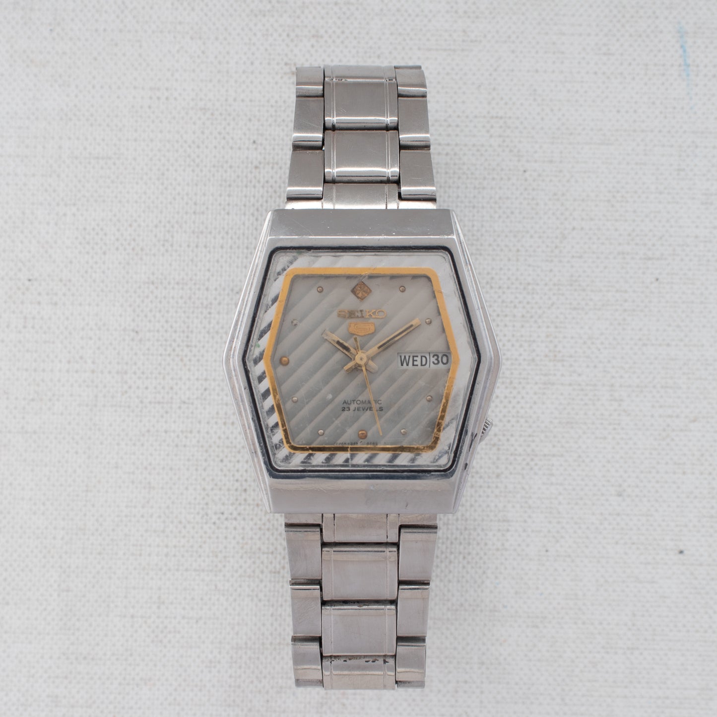 Vintage Seiko 5 Auto 6349-5420 Diagonal Striped Silver Dial Bilingual Day Watch