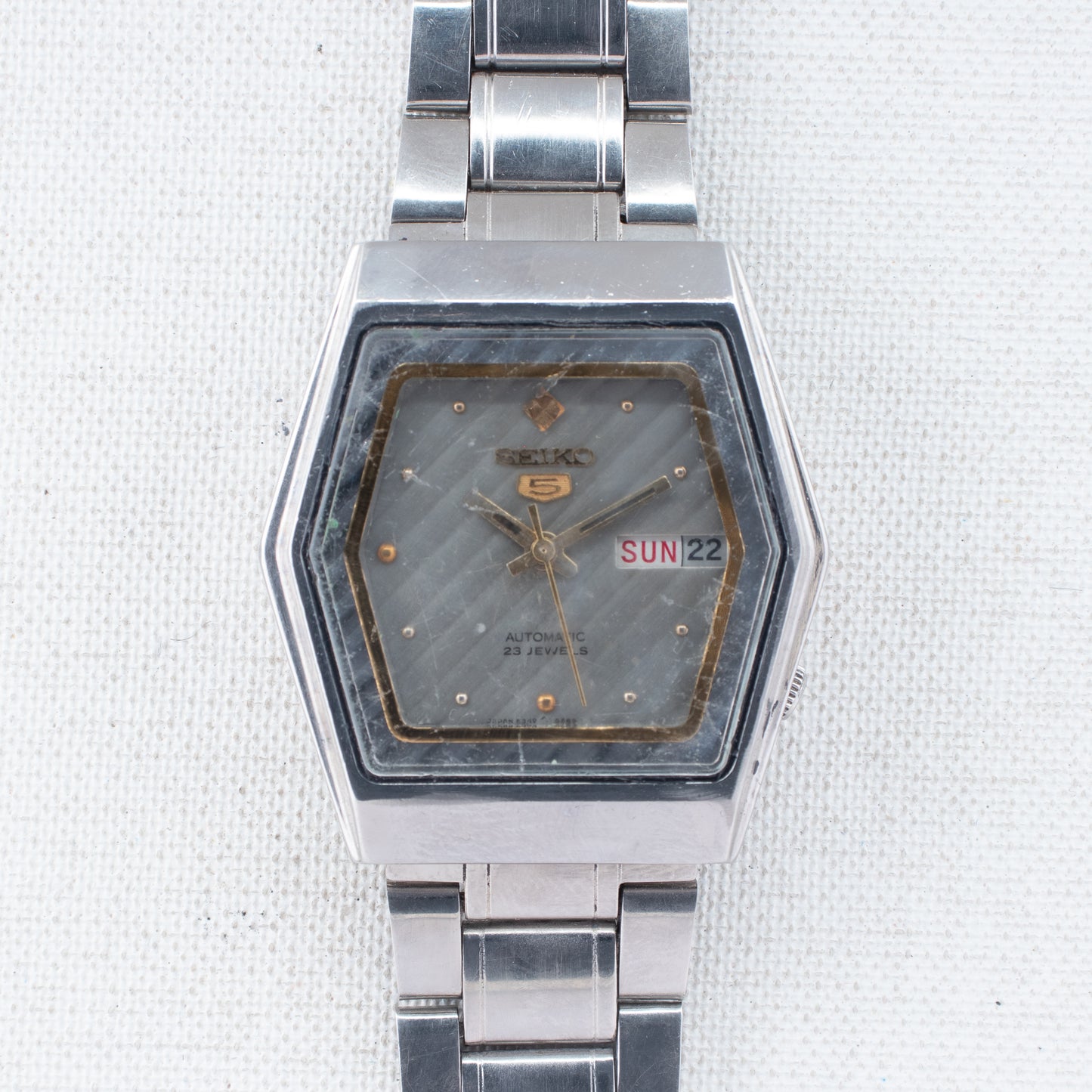 Vintage Seiko 5 Auto 6349-5420 Diagonal Striped Silver Dial Bilingual Day Watch