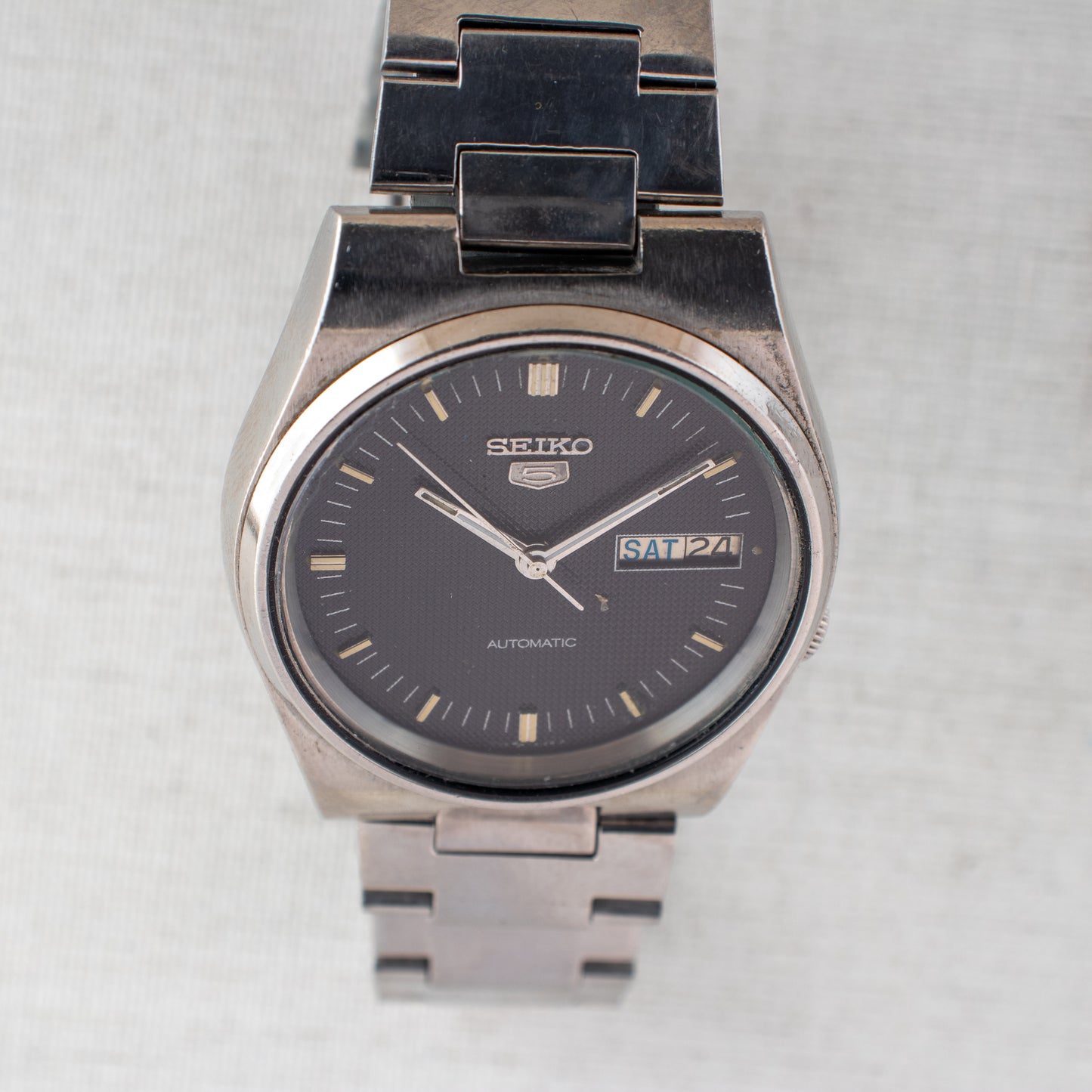 Vintage Seiko 5 Auto 7009-3101 Watch Textured Black Dial Portuguese/English Day