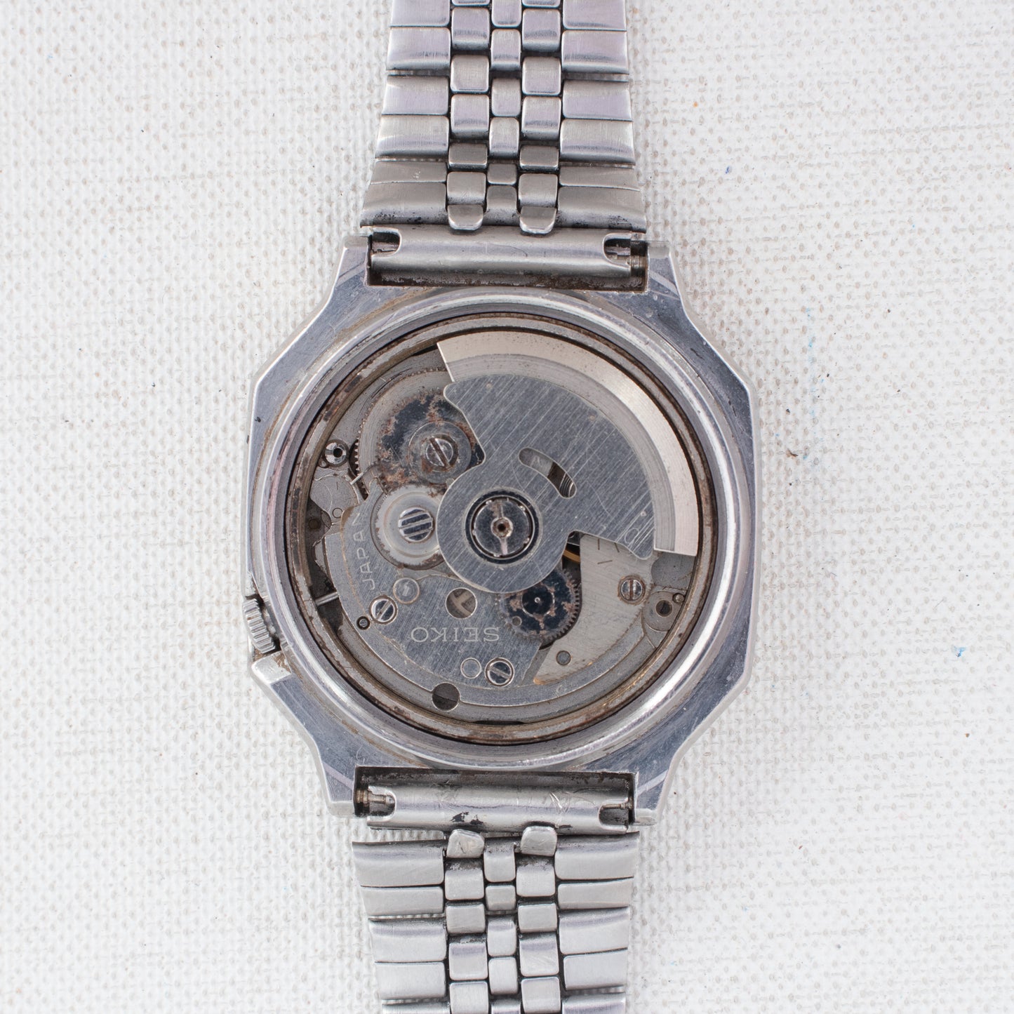 Vintage Seiko 5 Auto 7009-5330 Striped Silver Dial Gold Accents TV Case Watch