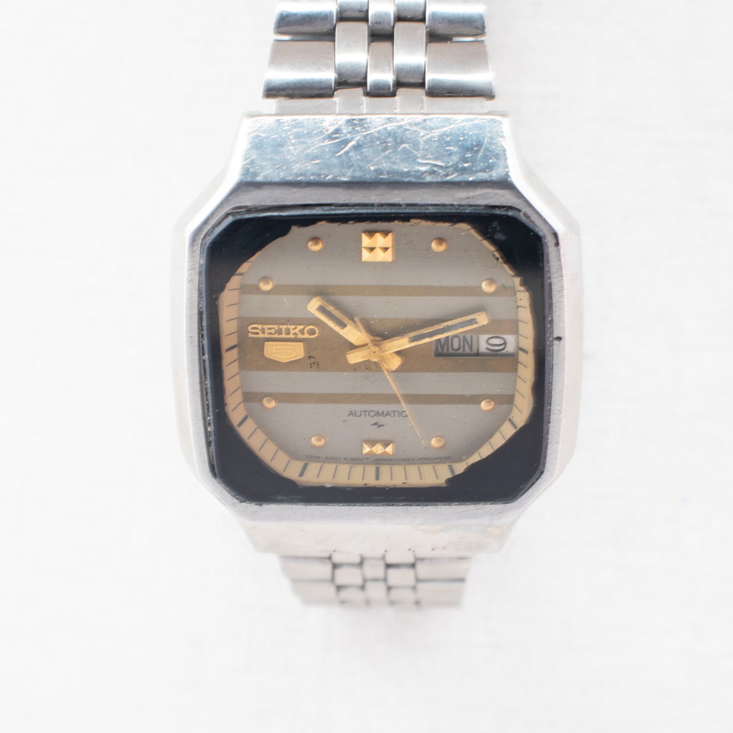 Vintage Seiko 5 Auto 7009-5330 Striped Silver Dial Gold Accents TV Case Watch
