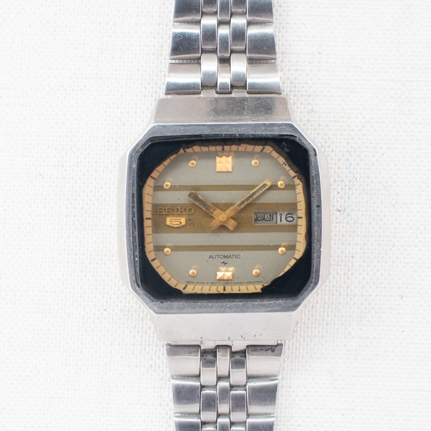 Vintage Seiko 5 Auto 7009-5330 Striped Silver Dial Gold Accents TV Case Watch