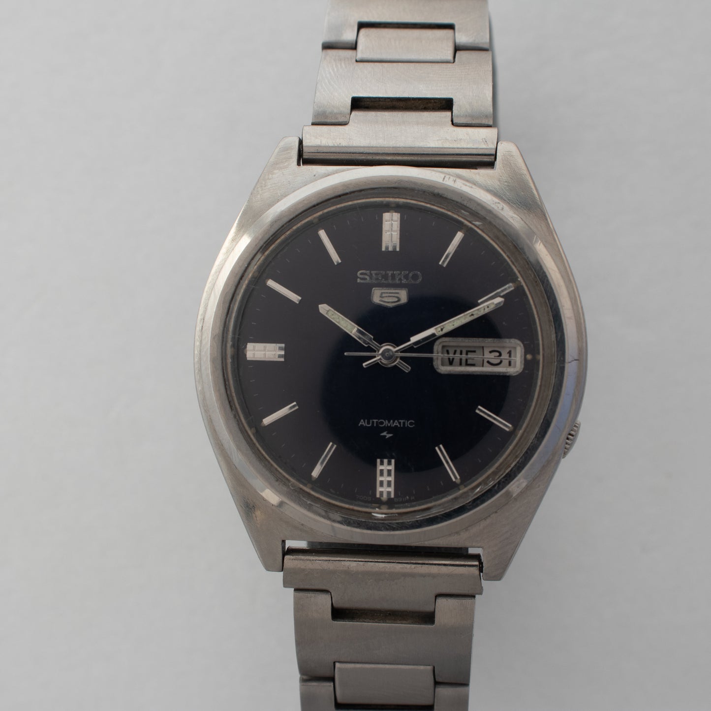 Vintage Seiko 5 Automatic Black Sunburst Dial Silver Accents 7009-8750 Watch