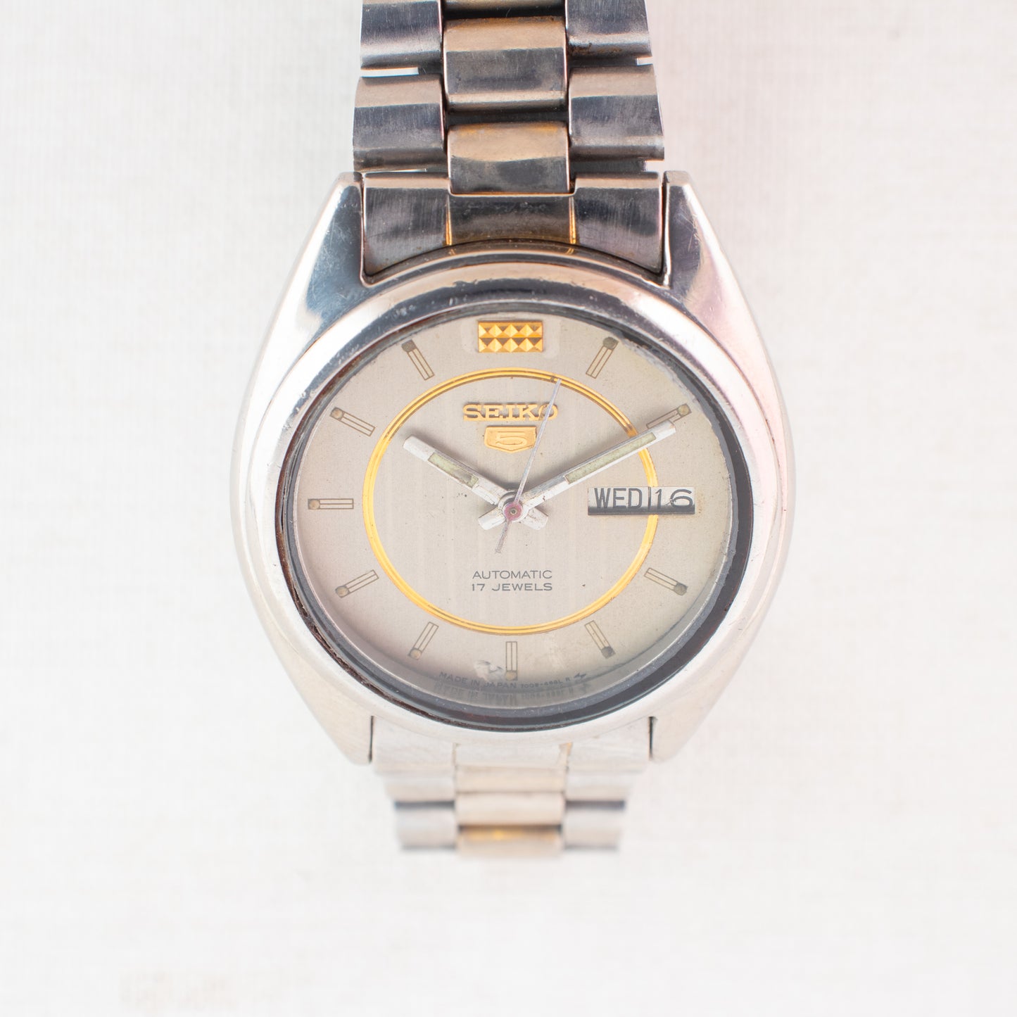 Vintage Seiko 5 Auto Watch 7009-8740 Silver Striped Dial Gold Accents Day/Date
