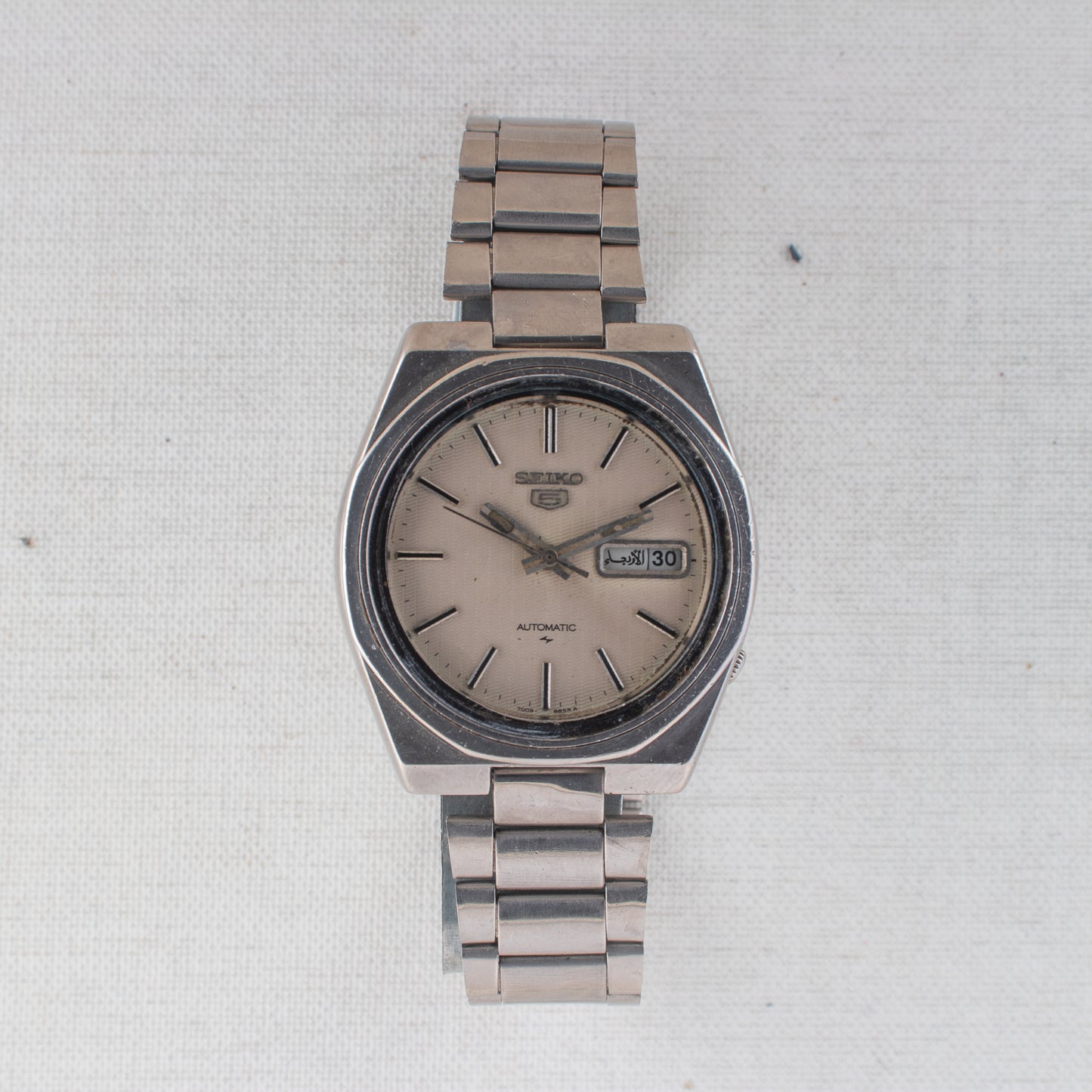 Vintage Seiko 5 Auto Watch Off- White Textured Dial 7009-885R Arabic/English Day