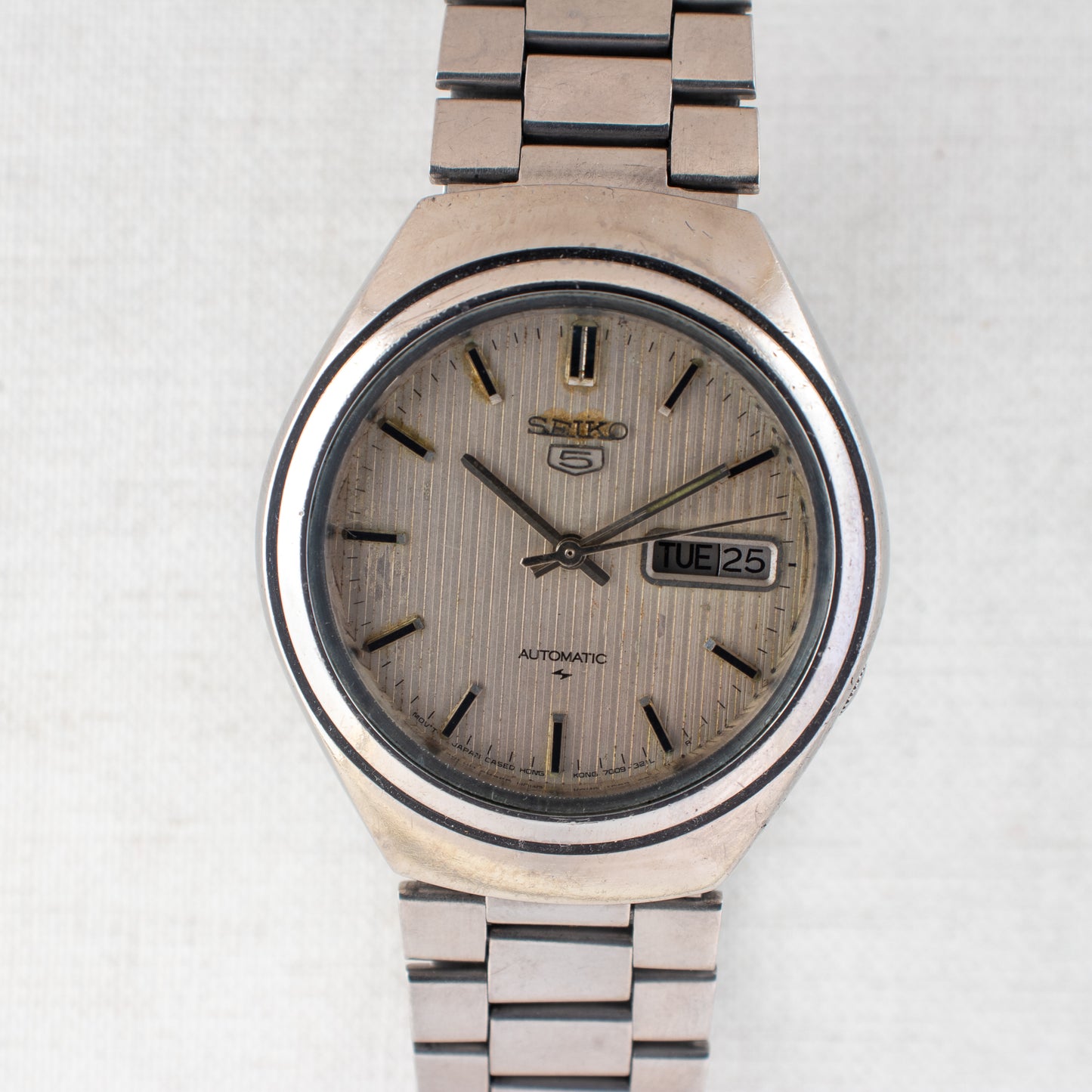 Vintage Seiko 5 Auto Watch Textured Vertical Stripe Dial 7009-8600 Bilingual Day