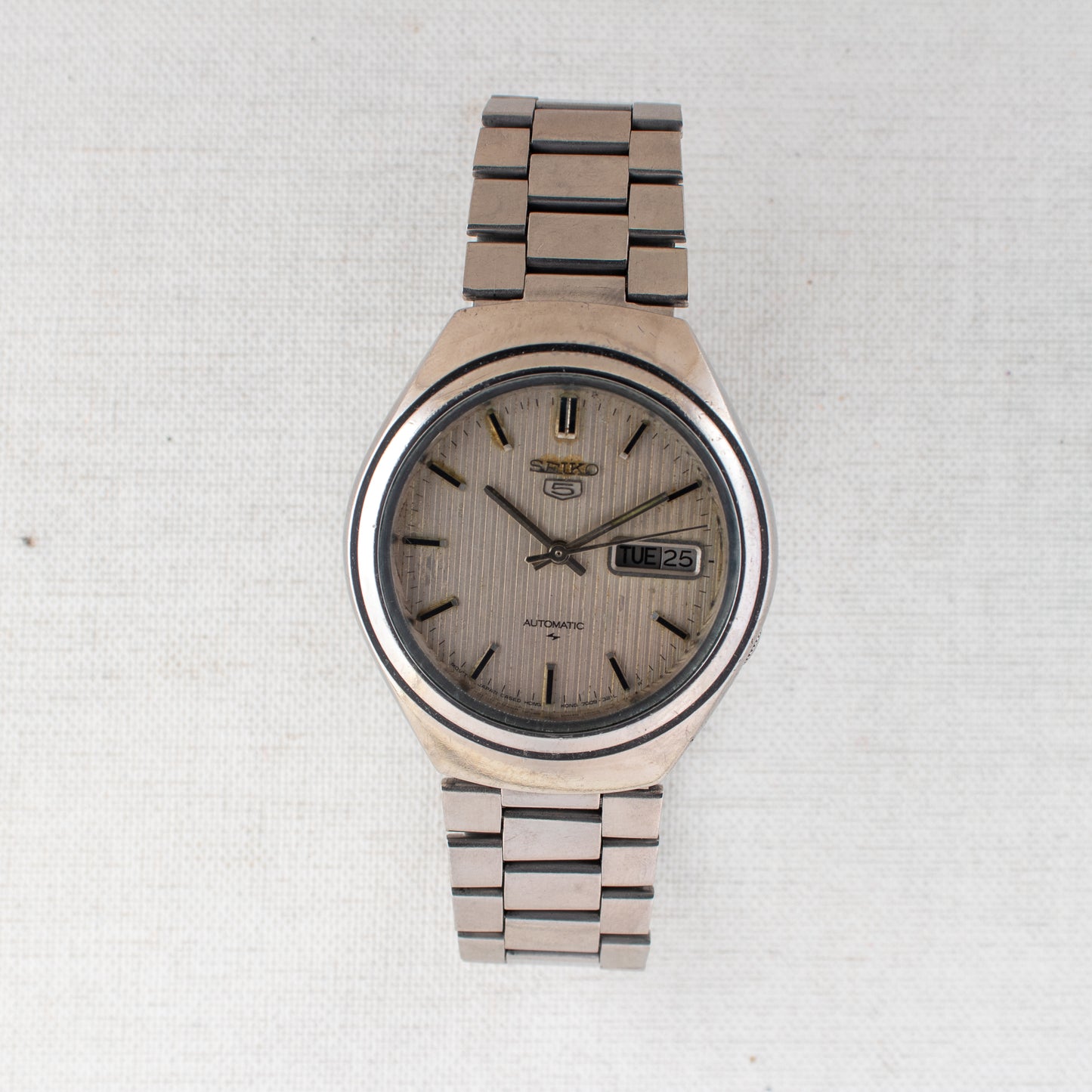 Vintage Seiko 5 Auto Watch Textured Vertical Stripe Dial 7009-8600 Bilingual Day