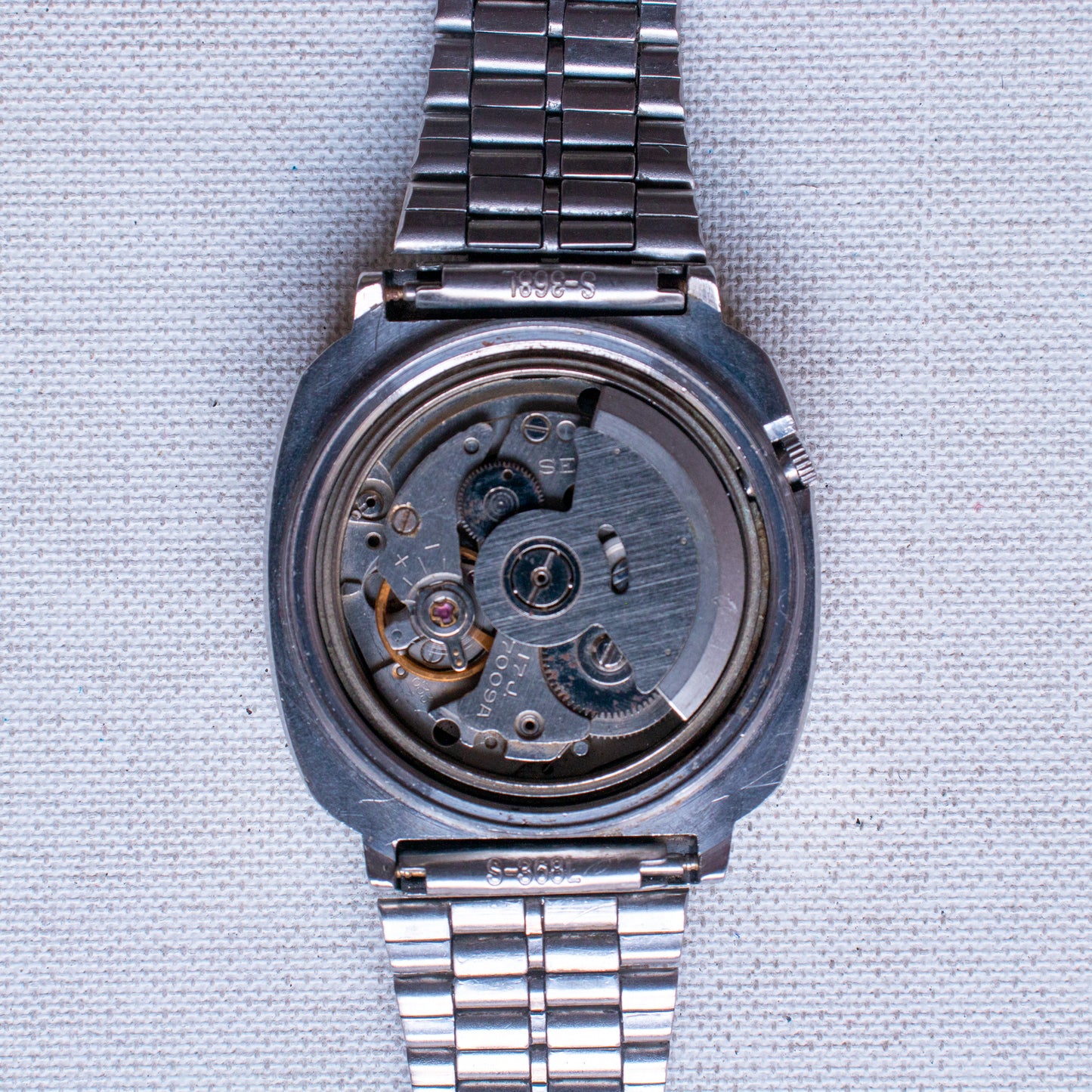 Vintage Seiko 5 Automatic 7009-5110 TV Case White Dial Spanish/English Day Watch