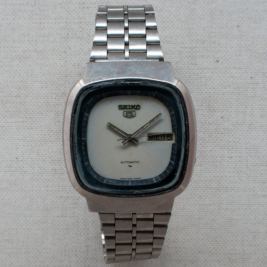 Vintage Seiko 5 Automatic 7009-5110 TV Case White Dial Spanish/English Day Watch