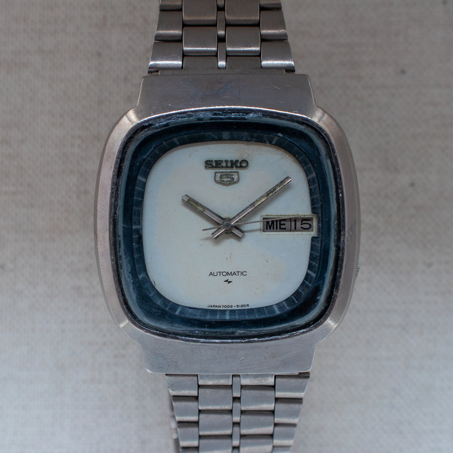 Vintage Seiko 5 Automatic 7009-5110 TV Case White Dial Spanish/English Day Watch
