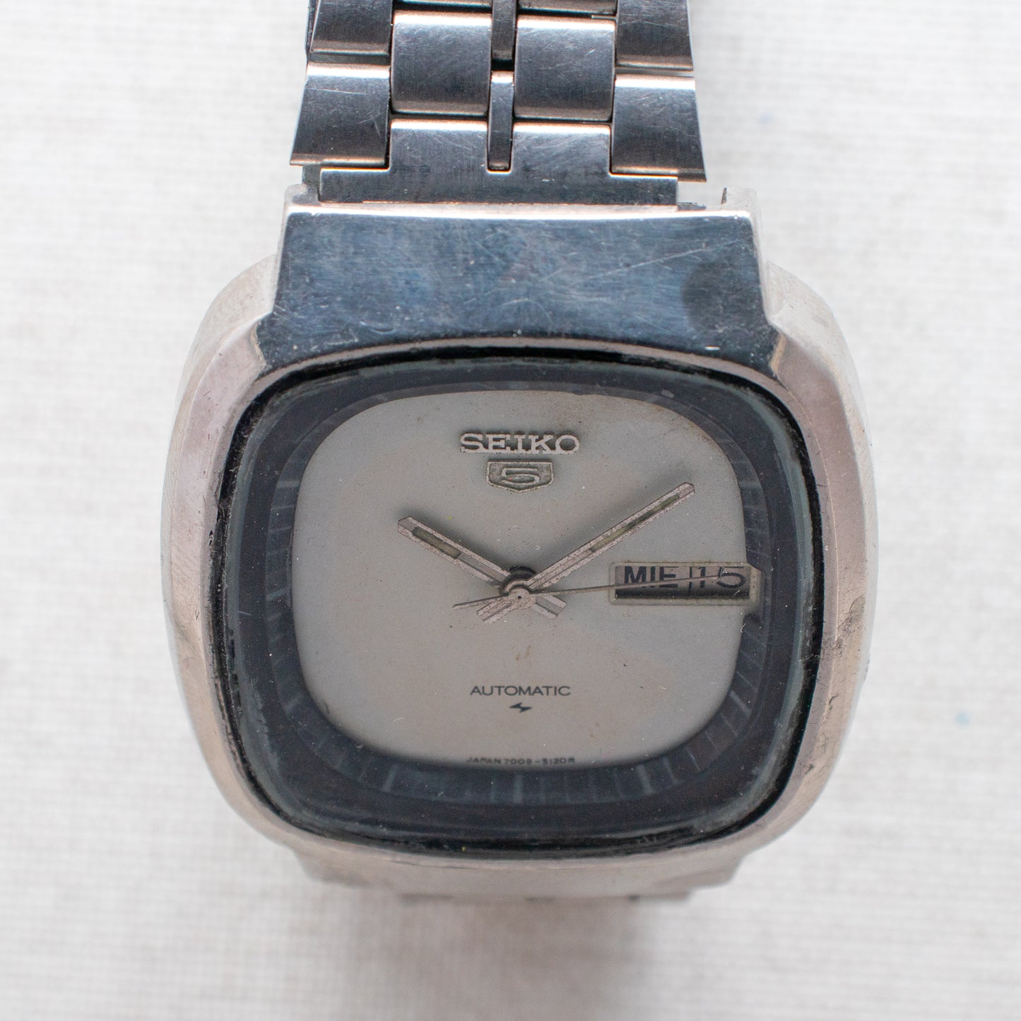 Vintage Seiko 5 Automatic 7009-5110 TV Case White Dial Spanish/English Day Watch