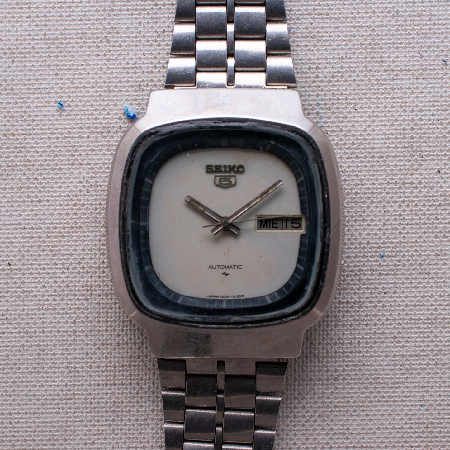 Vintage Seiko 5 Automatic 7009-5110 TV Case White Dial Spanish/English Day Watch
