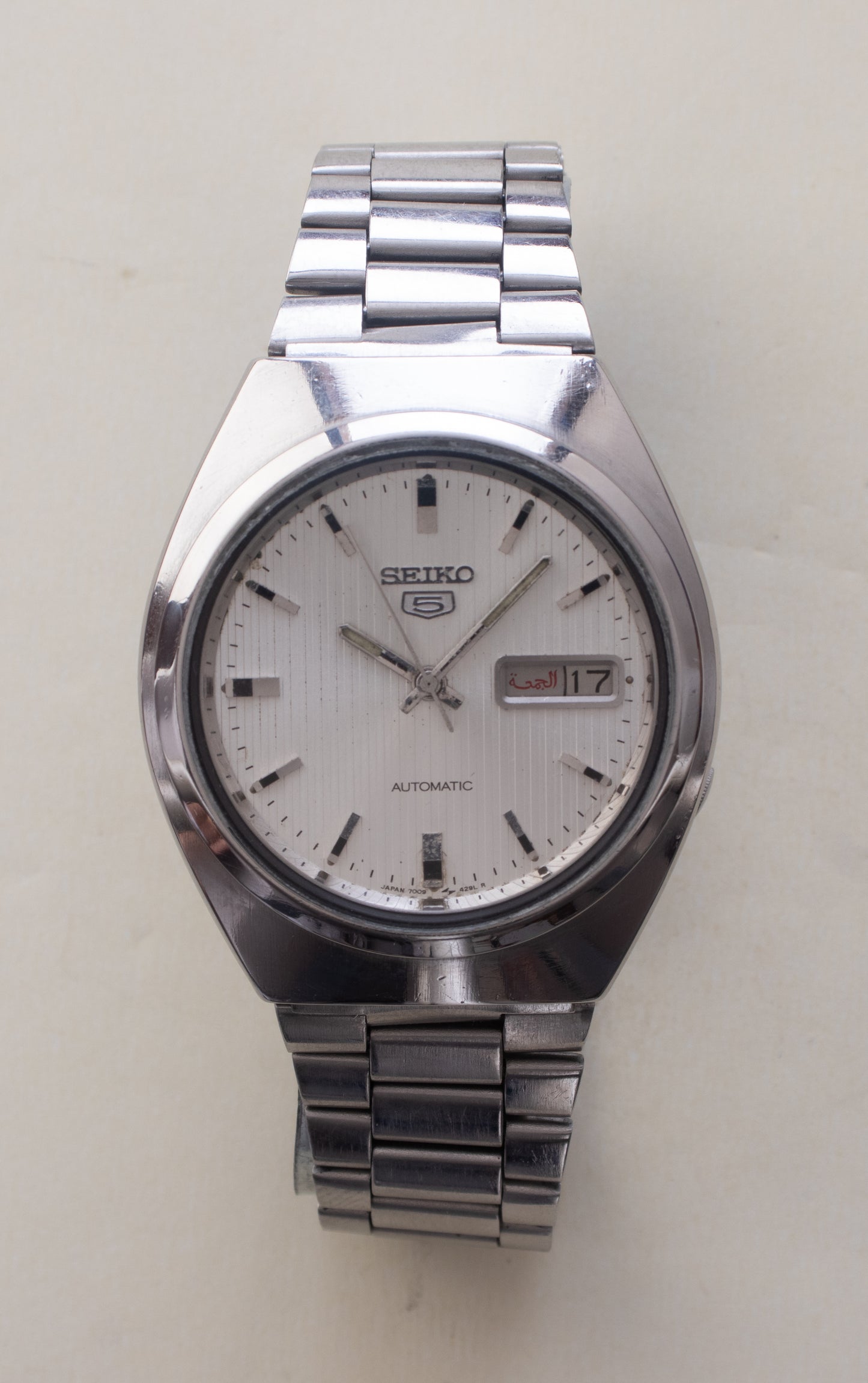Vintage Seiko 5 Automatic 7009-8760 Silver Pinstripe Dial 17J Cushion Case Watch