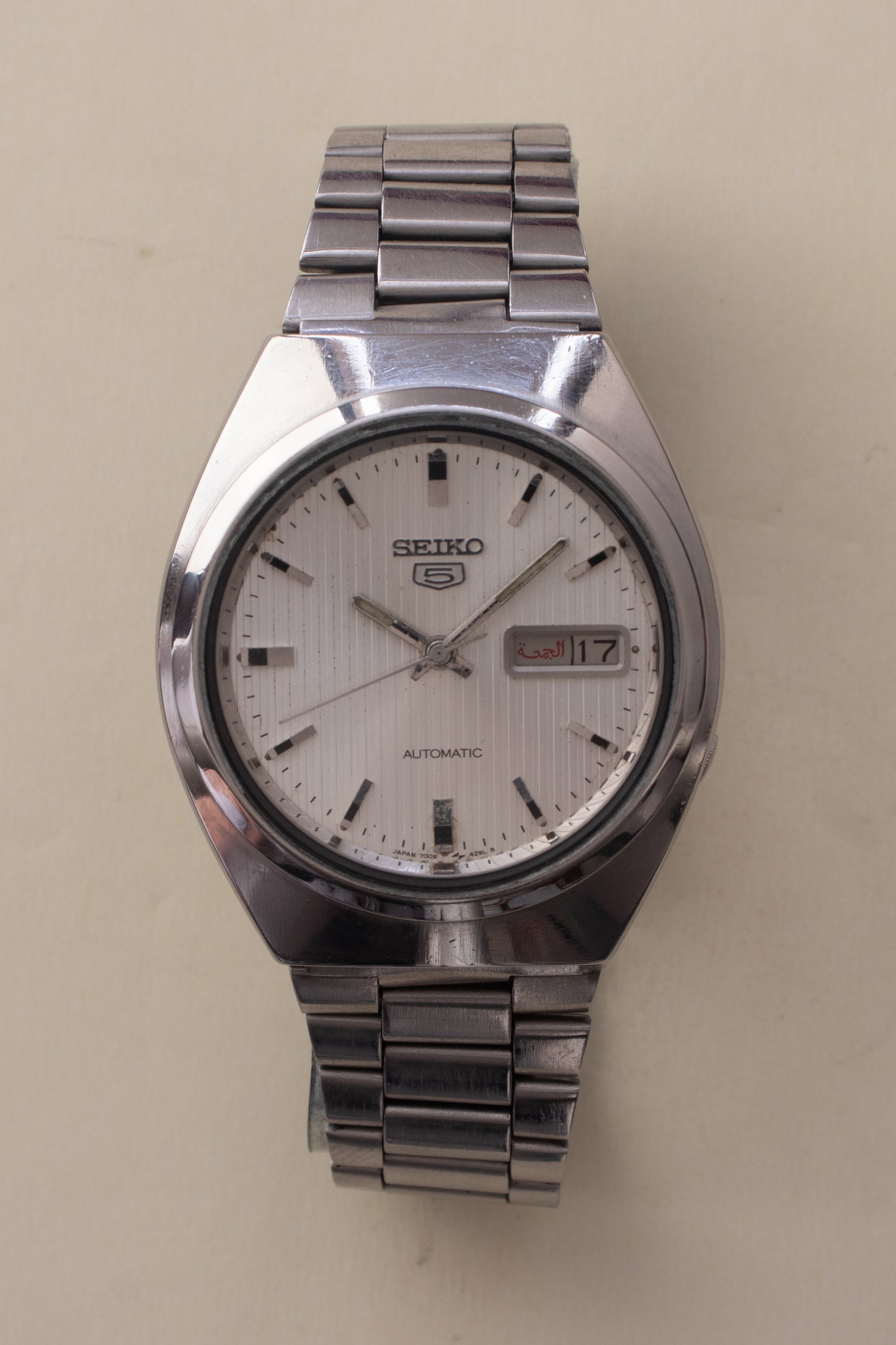 Vintage Seiko 5 Automatic 7009-8760 Silver Pinstripe Dial 17J Cushion Case Watch