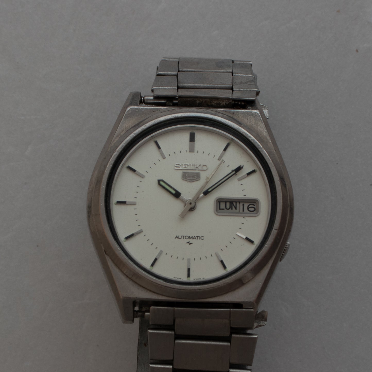 Vintage Seiko 5 Automatic 7009-8760 White Dial Angular Case Daini Mens Watch