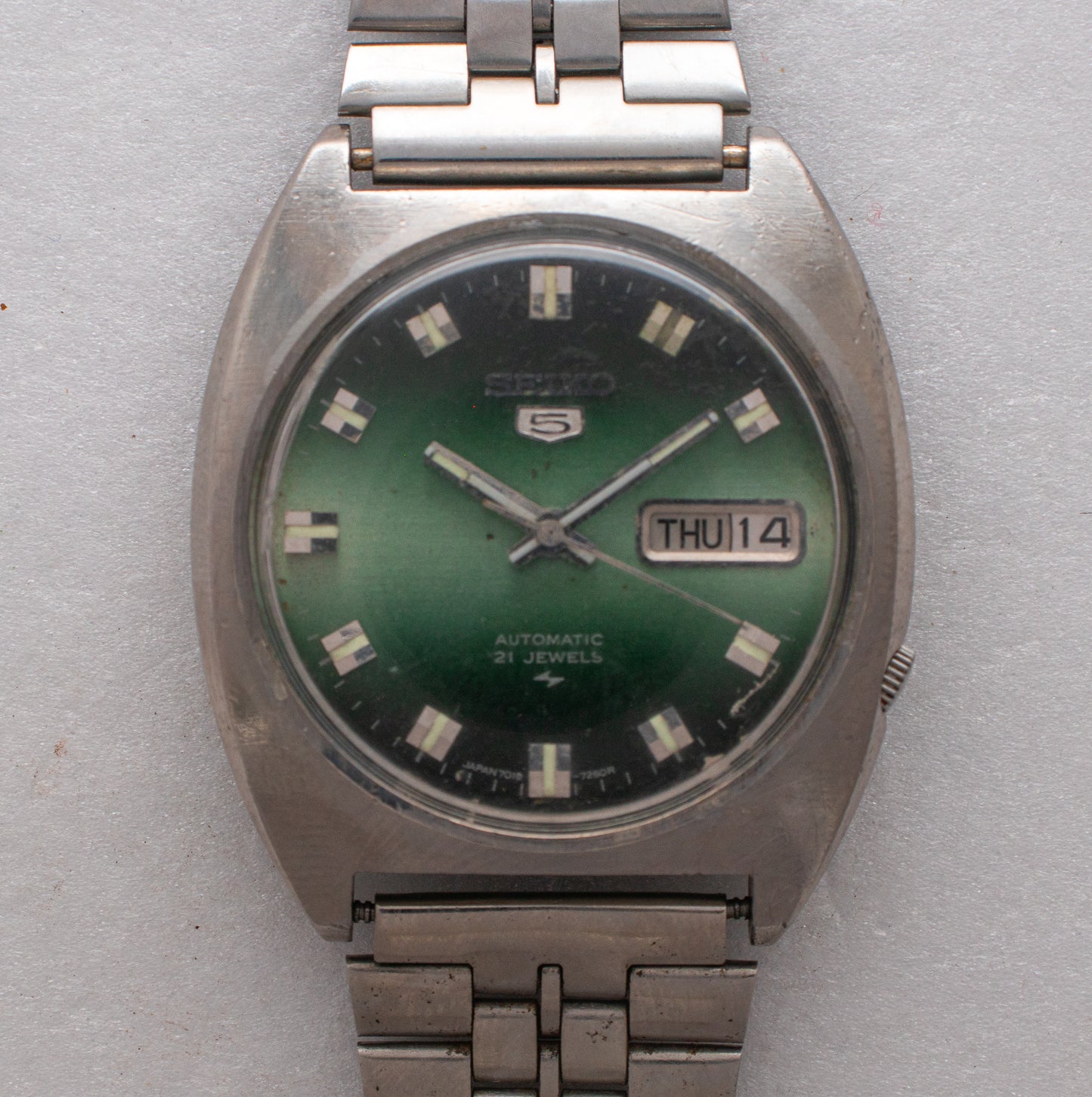 Vintage Seiko 5 Automatic 7019-7190 Green Gradient Dial Cushion Case Men's Watch