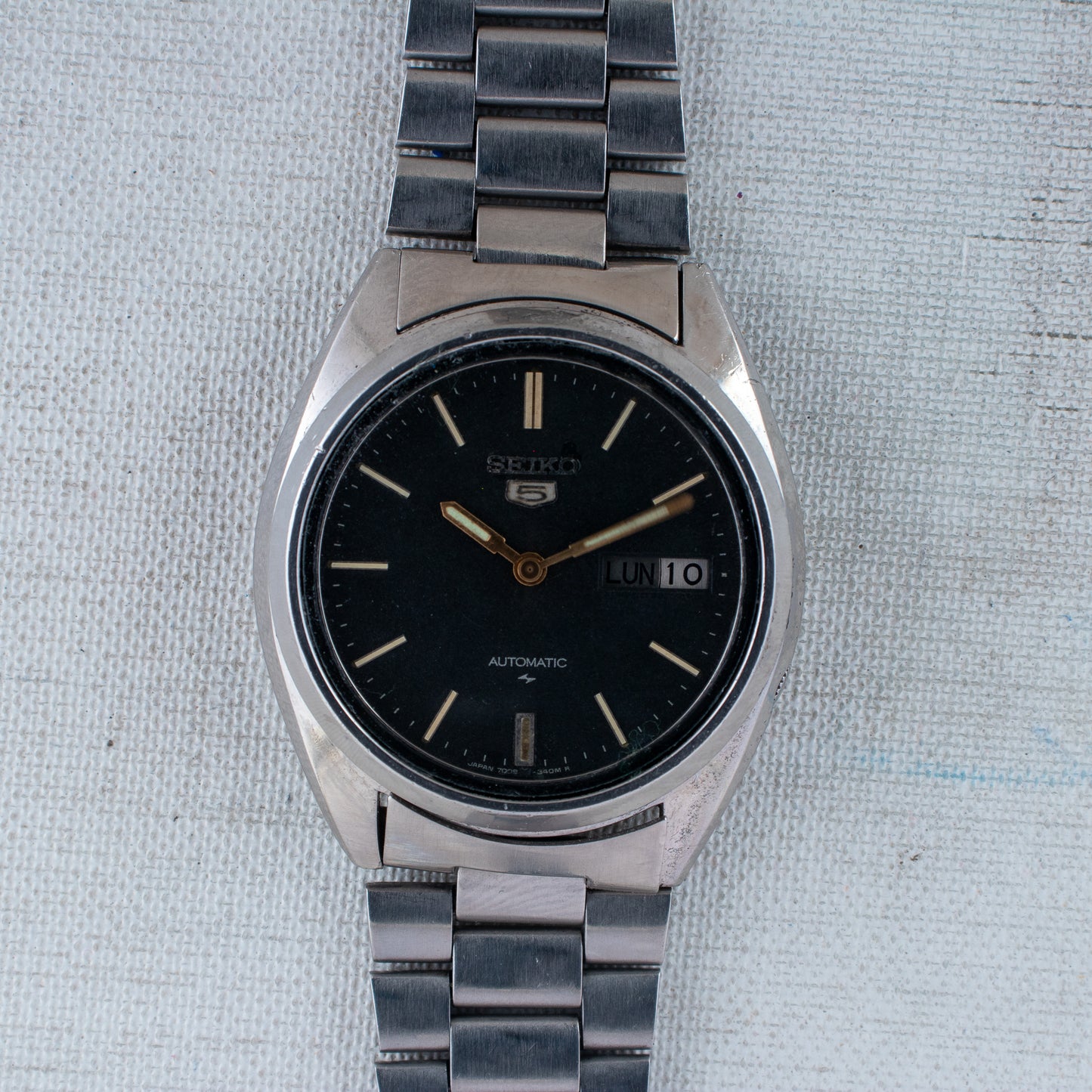 Vintage Seiko 5 Automatic Men's Watch | Black Dial 7009-3040 English/Italian Day