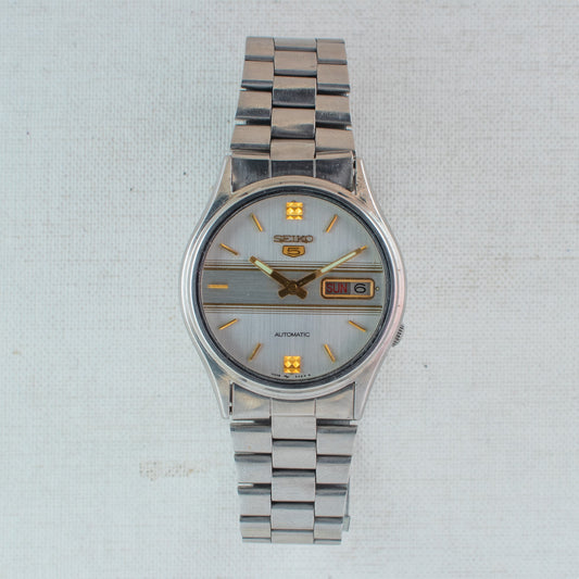 Vintage Seiko 5 Automatic Watch 7009-3100, Striking White Dial Gold Accents
