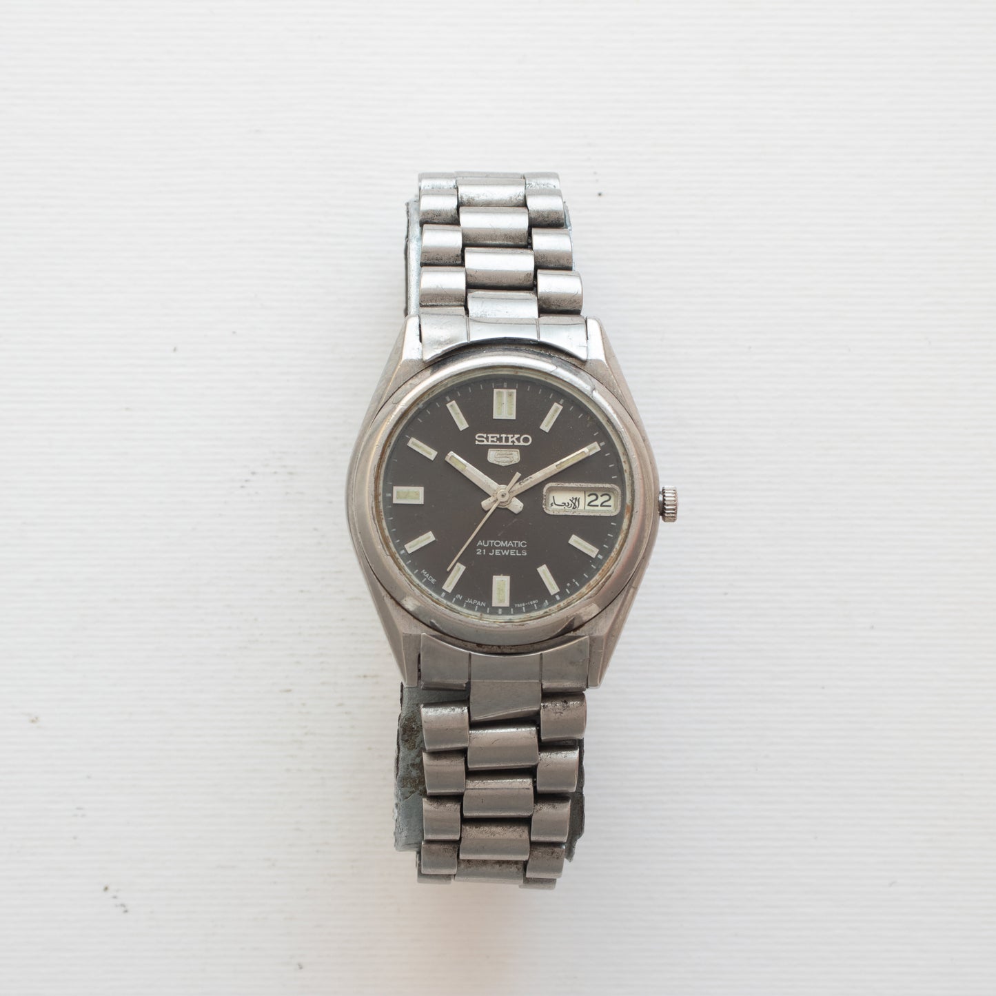Vintage Seiko 5 Automatic Watch 7S26-1590 English/Arabic Day, Black Dial Silver Accents