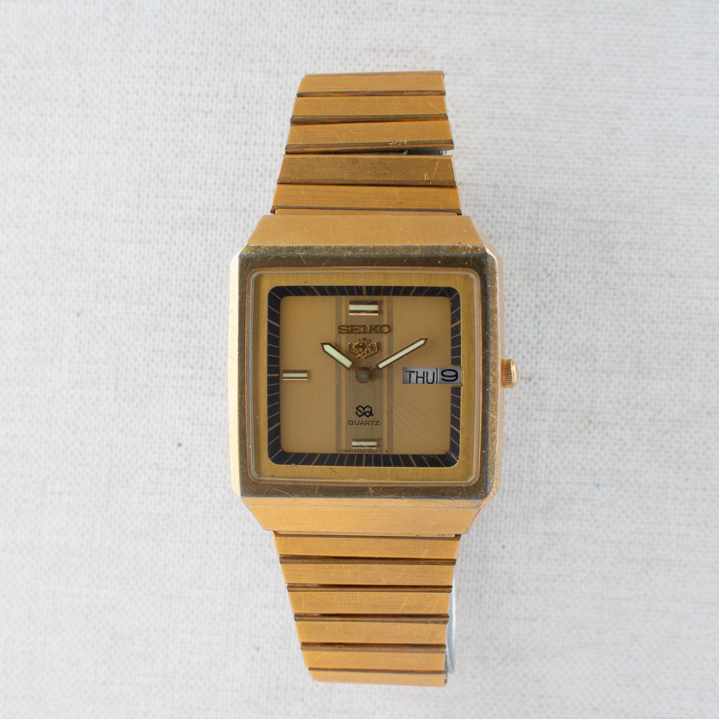 Vintage Seiko Quartz Gold Tone Square Men Watch 8223-5260 Day/Date Texture Dial